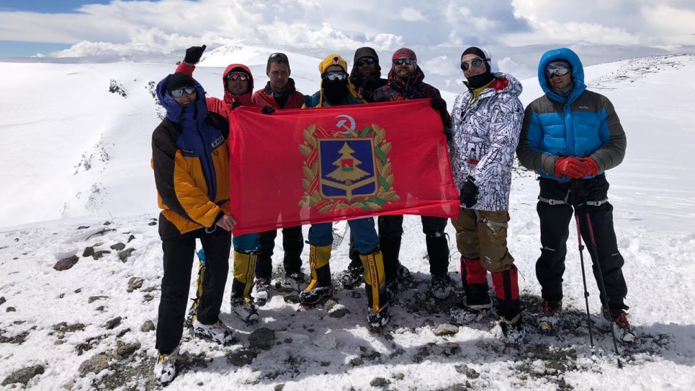 Над Эльбрусом раскрыли знамя Брянщины