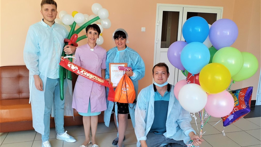 В онкогематологическом центре для больной девочки устроили выпускной