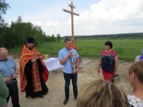 На въезде в деревню Лужецкая Карачевского района установлен и освящен Поклонный Крест