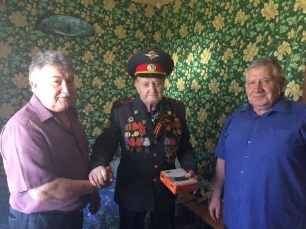 Унечский глава администрации вручил «цифровые» ТВ-приставки участникам ВОв