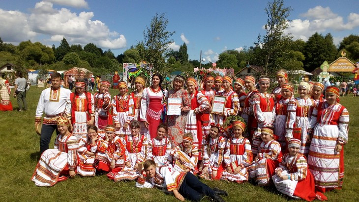 Брянский ансамбль «Зарянка»успешно выступил на фольклорном празднике «Троицкие хороводы в Орловском полесье».