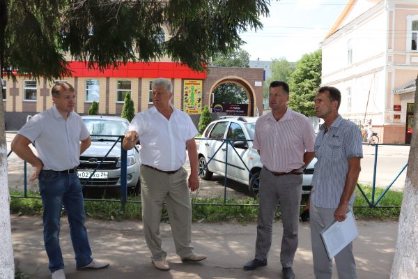 Заместитель губернатора Брянской области Александр Жигунов проверил ход работ в рамках  партпроекта «Единой России» «Городская среда» в Трубчевске