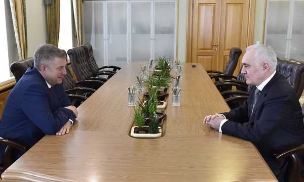 Губернатор Александр Богомаз провел рабочую встречу с замполпреда президента в ЦФО Муратом Зязиковым