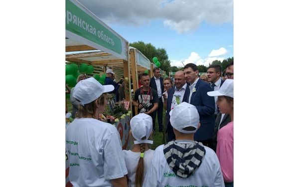 Брянцы поучаствовали в благотворительной акции «Белый цветок» на VIII Межрегиональном фестивале «Русское поле»