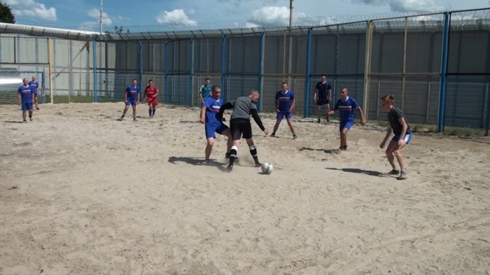 Брянские полицейские провели футбольный матч с воспитанниками колонии