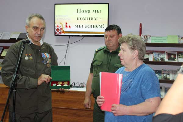 Калининградский поисковик передал награды погибшего в годы Великой Отечественной войны карачевца его внучке