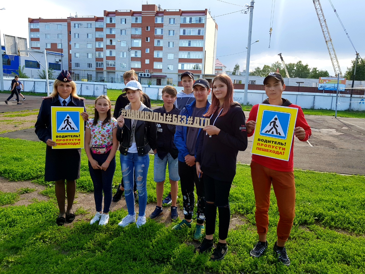 Госавтоинспекторы г. Карачева проводят беседы на спортивных площадках