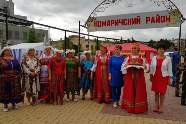 На Славянской площади Брянска развернул подворье Комаричский район