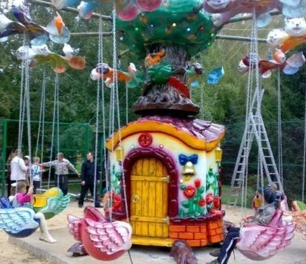 В парке Почепа Брянской области устанавливают карусель «Фантазия»