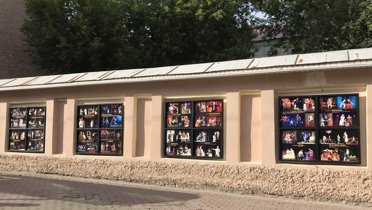 Вместо граффити и рекламы в Брянске появилась театральная стена