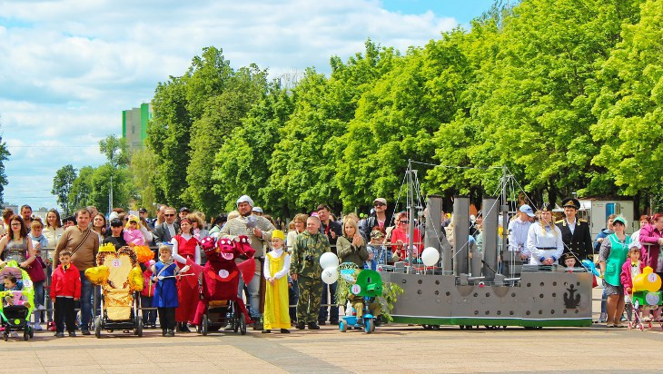 В Брянске проходит фольклорный фестиваль и Парад колясок