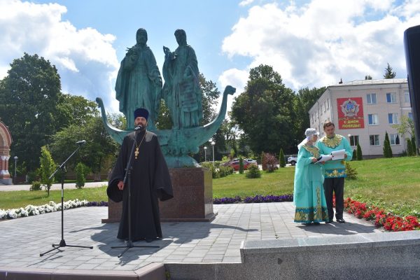 День семьи, любви и верности отметили на центральной площади брянского Суража