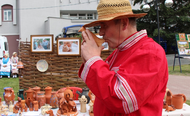 Мастер из брянской Унечи рад, что президент РФ Владимир Путин сыграл на его свистульке