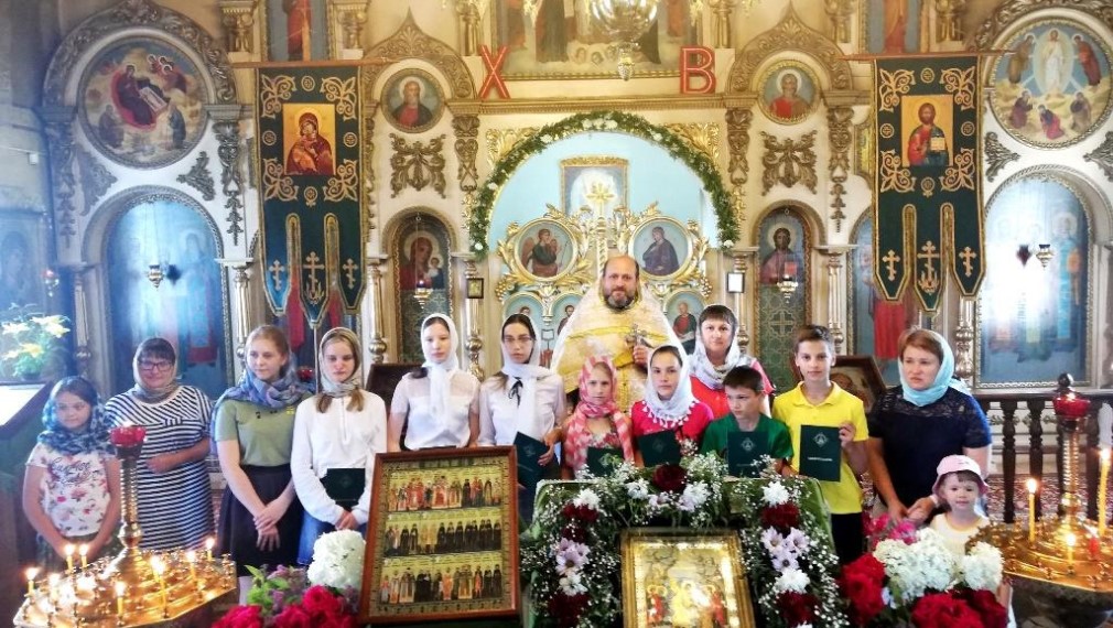 Выпускникам Воскресной школы навлинского храма выдали аттестаты