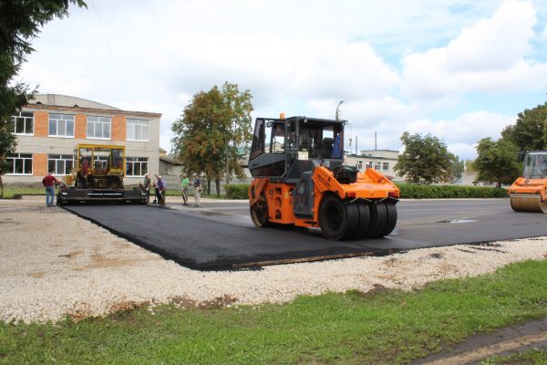 Территория Центрального парка Дубровки заасфальтирована
