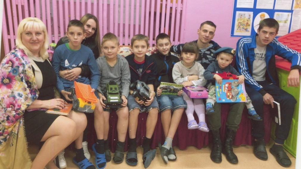 Десантник из Брянска Николай Абрамов организовал праздник в детском приюте г. Дятьково