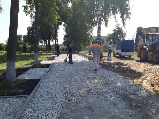 В брянской Дубровке благоустраивают парк