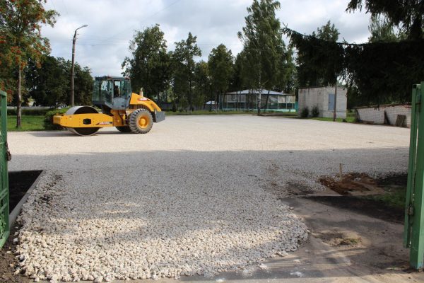 В брянской Дубровке благоустраивают парк