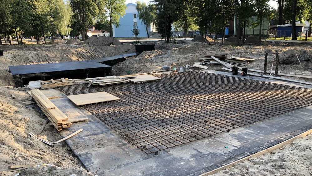 В брянском Майском парке  построили  основание для будущего фонтана