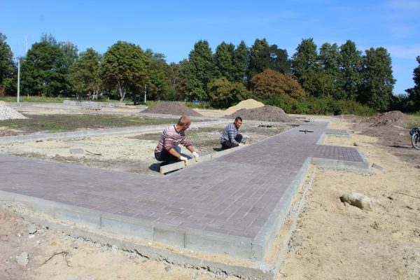 В брянском п.Комаричи идет строительство сквера