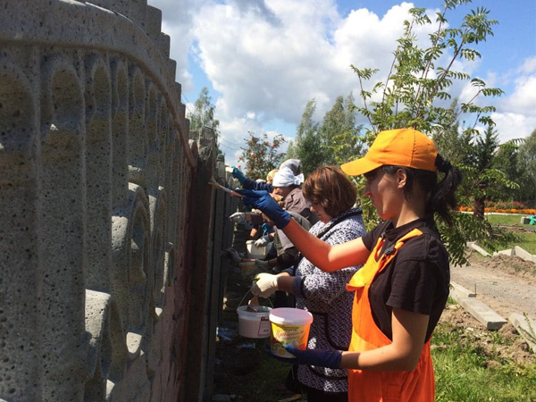 Члены Жирятинского местного отделения «Единой России» провели субботник на территории Детского сквера