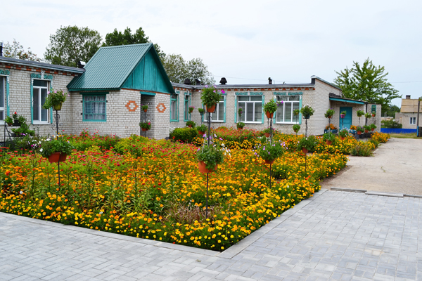 В школе жуковской деревне Гришина Слобода Брянской области отремонтировали кровлю спортзала