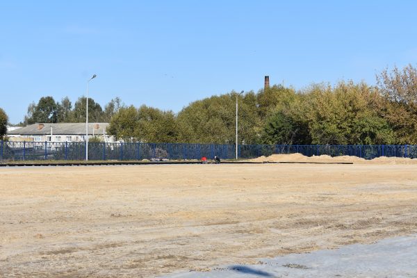 В брянском Сураже работы на новом футбольном поле с искусственным покрытием  продолжаются