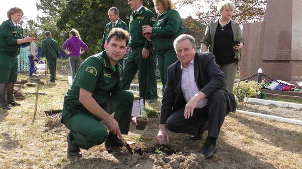В брянском селе Холмечи высадили каштановую аллею