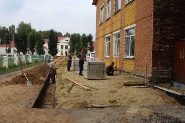 В Комаричской ЦРБ строят крытый пандус для подъезда «Скорой помощи»