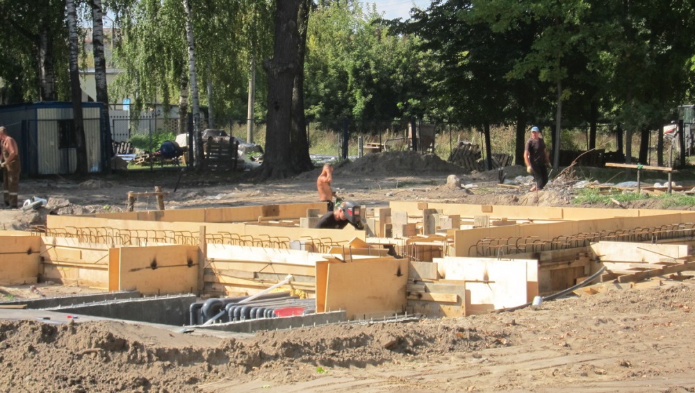 В Брянске в Майском парке  устанавливают детский городок