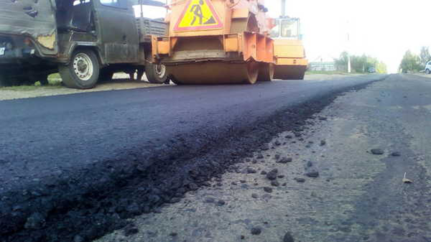 В брянском посёлке Локоть продолжается ремонт дороги на улице Дзержинского