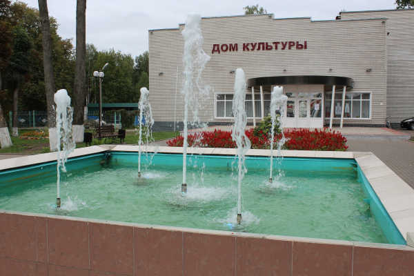 В брянской Гордеевке построили новый фонтан с подсветкой