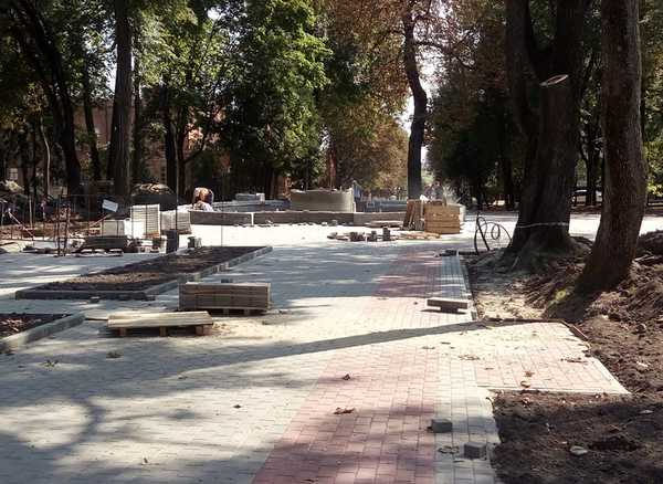 Установка нового фонтана в Круглом сквере в Брянске идет полным ходом