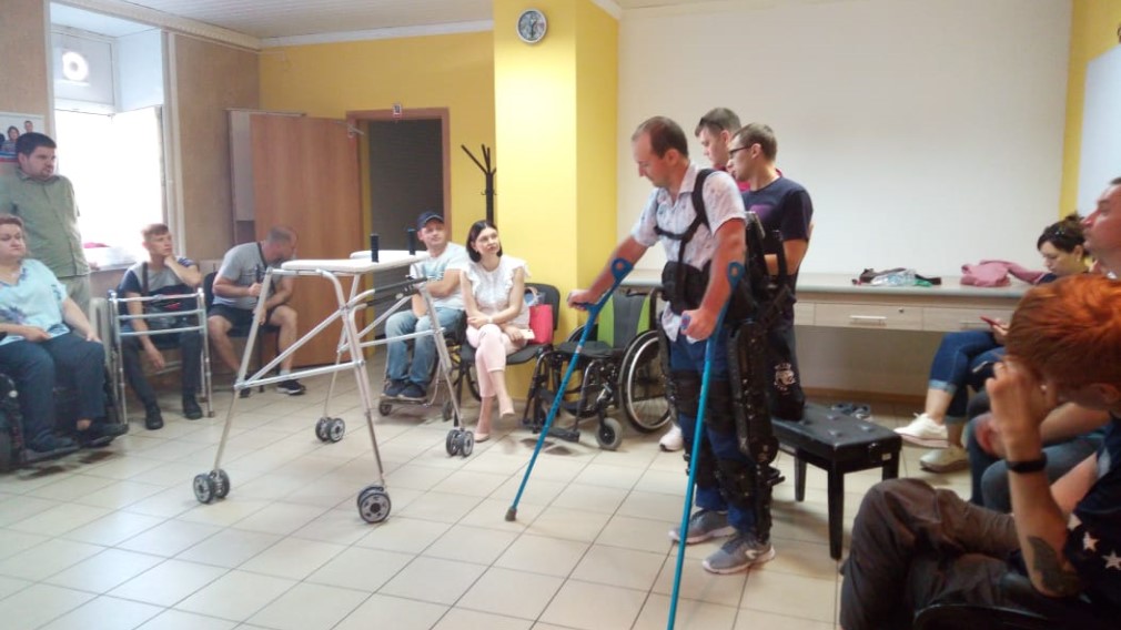 Экзоскелет из Сколково протестировали брянские инвалиды