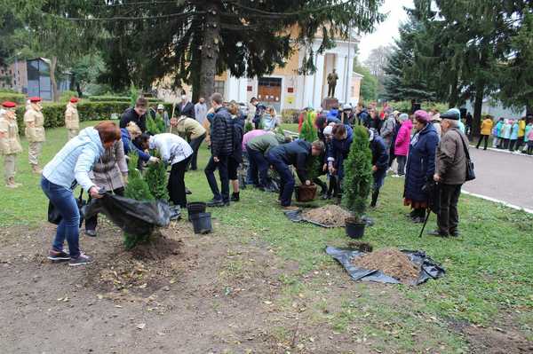 В памятьо партизанах в Брянске посадили аллею