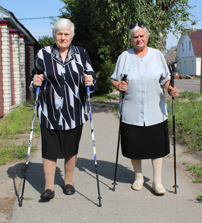 Карачевские пенсионеры выбирают скандинавскую ходьбу