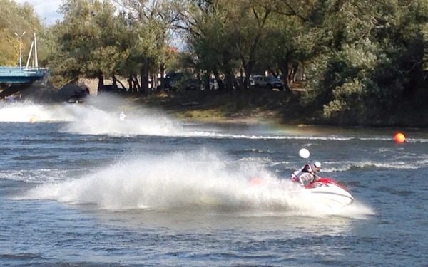 В День города в Брянске проходят соревнования по аквабайку