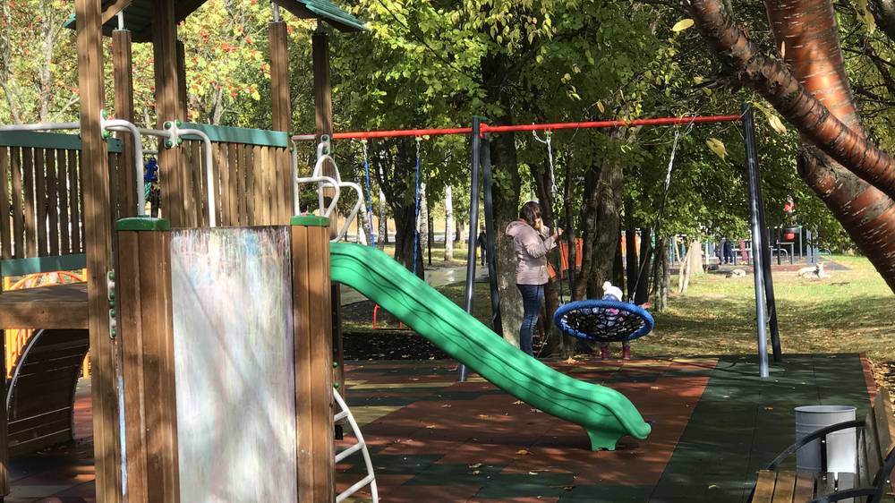 На Кургане  в Брянске построили детскую площадку