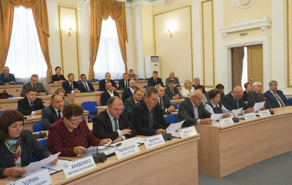 Вновь избранным брянским депутатам вручили удостоверения