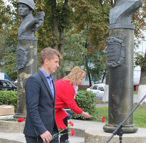 На Аллее Героев в Карачеве состоялся митинг, посвященный 76-й годовщине освобождения Брянщины