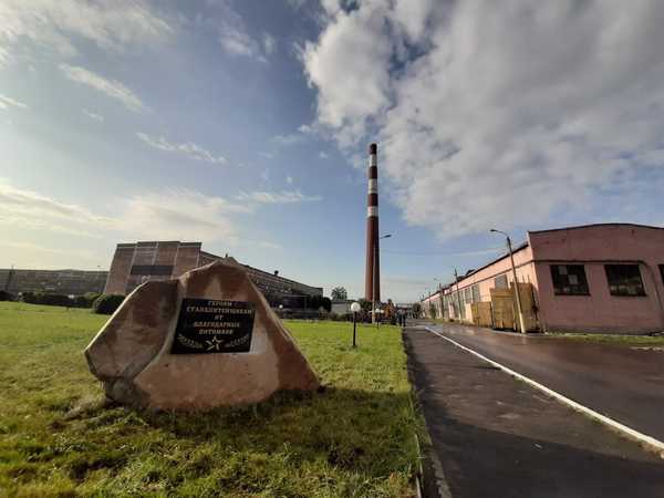 На территории брянского АО «ПО «Бежицкая сталь» открыли мемориал героям-сталелитейщикам