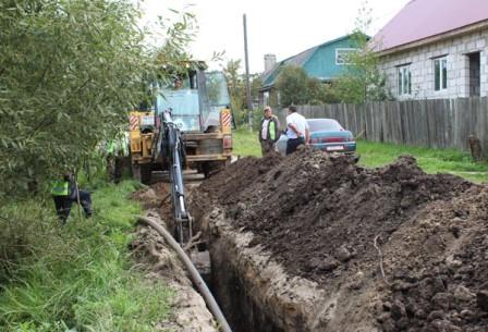 На улице Войкова в брянской Клетне строят новый водопровод