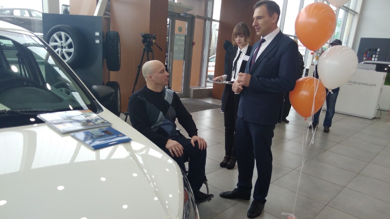 В дилерском центре «БН-Моторс LADA Брянск» пятерым брянцам выдали новые спецавтомобили