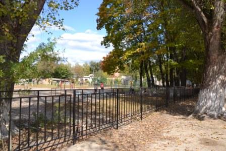 В Навлинской школе №2 заменили ограждение