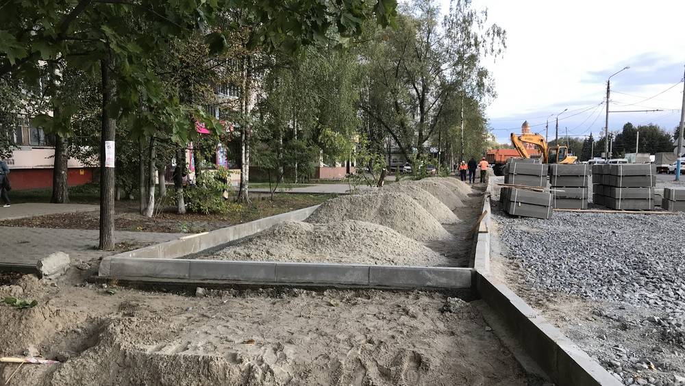 На Авиационной улице Брянска строят новую установку и тротуар