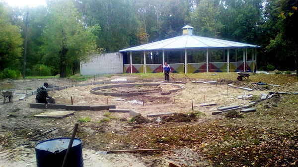 В п. Локоть Брасовского района Брянщины идет реконструкция парка