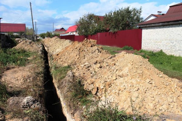 На улице Зеленой в брянской Суземке прокладывают новый водопровод