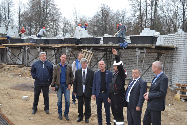 Депутаты фракции «Единой России» посетили стройплощадку ФОКа в Жуковке