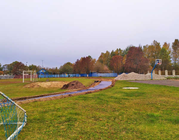 В Почепе продолжается ремонт стадиона «Юность»