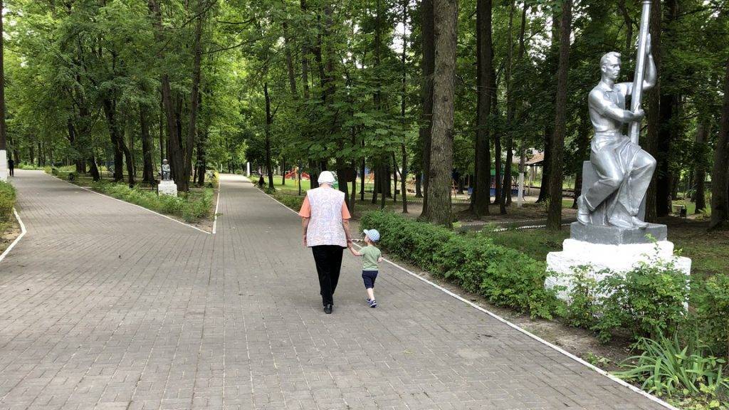 В брянском поселке Локоть идет реконструкция Апраксинского парка